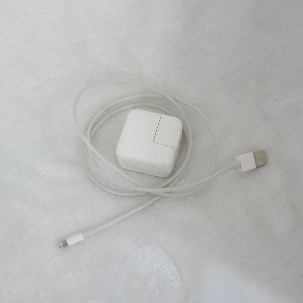 Apple 12W USB Power Adapter & Lightning to USB Cable